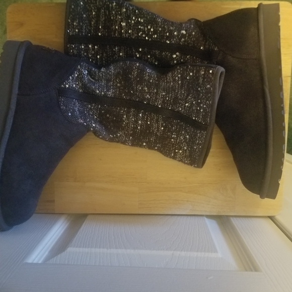 UGG Australia Camaya Charcoal/Gray Sequin Boots - Picture 6 of 6